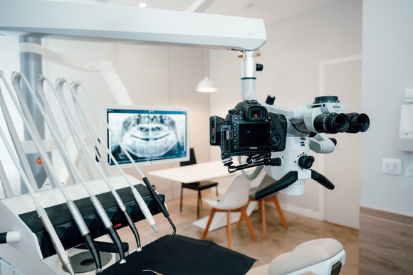 Une Clinique dentaire à Paris (Champs Elysées) qui s'agrandit : Poste de chirurgien dentiste (h/f) ou de spécialiste disponible au sein d'une équipe pluridisciplinaire